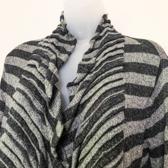 Lucy cardigan size medium - Picture 3 of 4